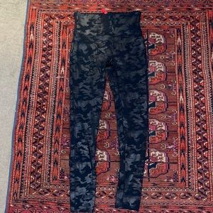 Spank medium blk/gray camo legging